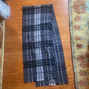 Lightly used, 100% extra fine Marino wool gray black + white plaid v soft scarf
